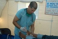 Un médico cubano atiende a un haitiano