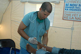 Un médico cubano atiende a un haitiano