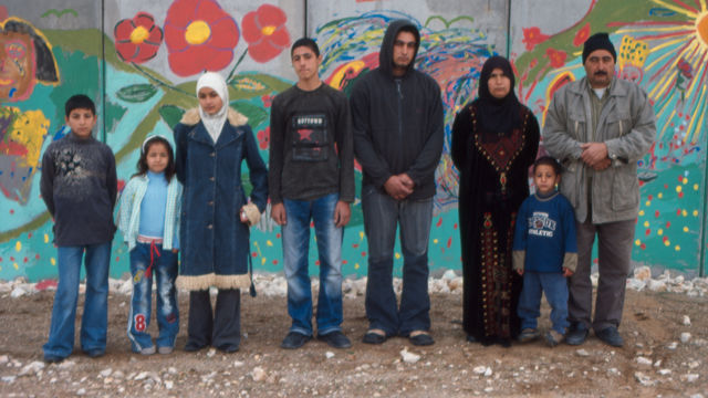 Este material fílmico ofrece un vistazo al microcosmos filial de ocho personas de la comunidad de Masha, supeditado al conflicto israelo-palestino
