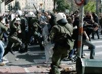 Aumenta la violencia contra los manifestantes en Grecia