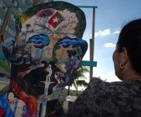 Cuadro de unos tres metros de altura con la silueta de José Martí