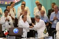 El Presidente Felipe Calderón saluda a su homólogo brasileño Luiz Inácio Lula da Silva en la Cumbre de la Unidad, México