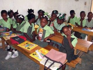 Autoridades haitianas pretenden reanudar las clases en abril