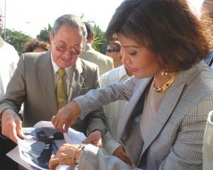 Mona Nasser, hija de líder egipcio Gamal Abdel Nasser, recibe varias fotos del encuentro de Raúl con su padre 49 años antes