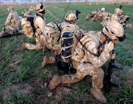 Varios soldados británicos toman posiciones durante su participación en la operación Moshtarak, en la provincia de Helmand (Afganistán) ayer, sábado 13 de febrero, en esta fotografía facilitada hoy, domingo 14 de febrero. Las tropas internacionales dirigidas por la OTAN, con apoyo de militares afganos, continúan la gran ofensiva en la provincia sureña de Helmand para desalojar a los talibán de unos de sus principales feudos. EFE/Ssgt Mark Jones-Ministerio de Defensa británico