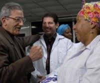 José Ramón Balaguer (I), miembro del Buró Político del Partido Comunista de Cuba y ministro de Salud, despidió a la brigada médica, que partió hacia Chile a prestar ayuda por el devastador terremoto que azoto a ese país, en el aeropuerto internacional "José Martí", en Ciudad de La Habana, el 02 de marzo de 2010. AIN FOTO/Omara GARCIA MEDEROS