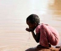 Niños bebiendo aguas contaminadas
