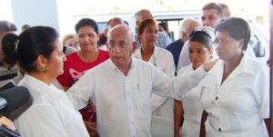 Primer vicepresidente comparte con colaboradores cubanos en Uruguay
