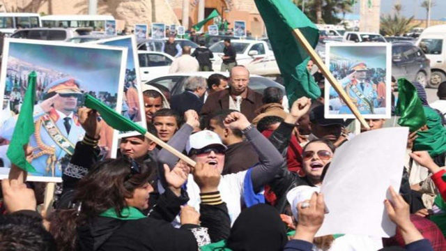 Ciudadanos de Tripoli se mantienen en la plaza Verde en apoyo al lider libio Muammar Al Gaddafi. Foto: EFE
