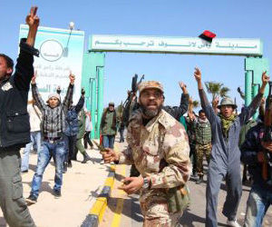 Choques entre rebeldes libios y leales a Gaddafi