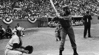 Fidel jugando beisbol en el año 1965
