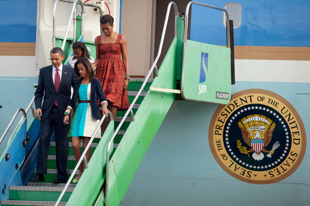 Llegada de Barack Obama a Brasil, acompañado de su esposa e hijas. Foto EFE