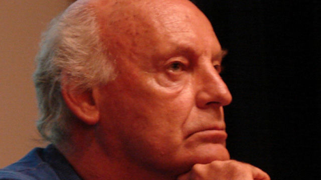El escritor uruguayo Eduardo Galeano calificó de hipócrita la política de los países poderosos que llaman a la paz mientras alientan la guerra