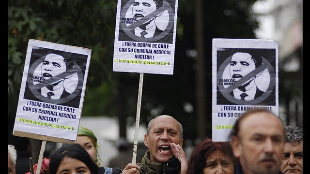 En Chile, no tuvo una visita tranquila debido al estallido de una bomba en Viña del Mar y masivas protestas por su estancia. Foto Reuters
