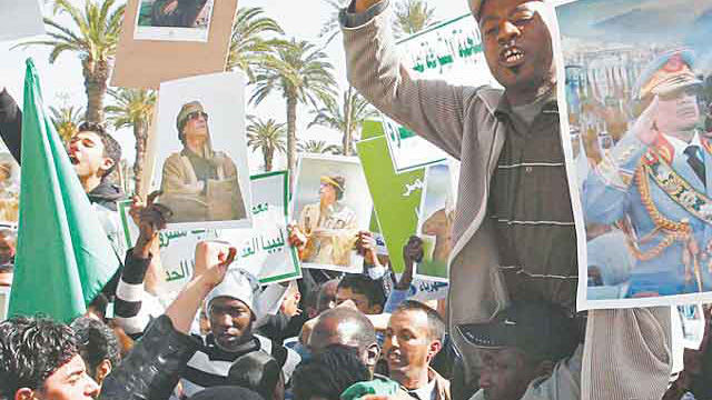 Seguidores del presidente de Libia, Muamar Kadafhi, marcharon ayer en la capital del país. Foto: AFP