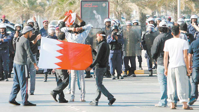 En Bahréin está ocurriendo algo similar a lo que pasó en Túnez y Egipto, donde oleadas de manifestantes han salido a la calle a oponerse al gobierno.