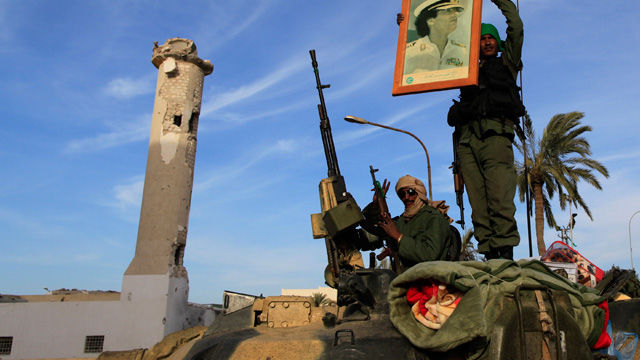 Avanzan las fuerzas leales a Muamar el Gadafi, en torno a la ciudad de Bengasi.