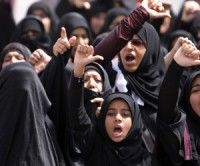 Residente de la aldea chií de Karzakán, en Bahrein, se manifiestan tras las plegarias del viernes 25 de marzo del 2011 al grito de “!abajo Hamad!”, en referencia al rey Hamad bin Isa Al Khalifa. Foto AP/Hasan Jamal