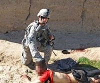 Soldado norteamericano toma fotografía con cadáver de afgano como trofeo. Foto: Der Spiegel