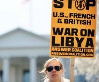 Una pacifista se manifiesta contra la intervención militar de la coalición internacional en Libia. Foto AFP