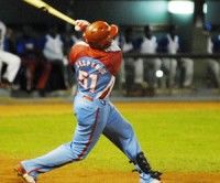 Yoenis Céspedes, jardinero central de los Alazanes de Granma empató los 32 cuadrangulares conectados en la temporada 2008-2009 por su compañero de equipo Alfredo Despaigne.