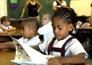 Niños cubanos estudiando