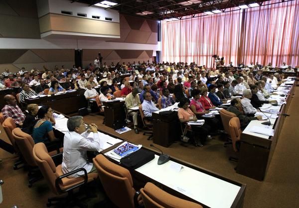 Sesionan en comisiones de trabajo del VI congreso del PCC, en el Palacio de Convenciones, La Habana, el 17 de abril de 2011.AIN FOTO POOL/Ismael Francisco González