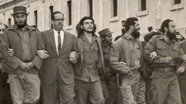Fidel junto a Osvaldo Dorticós, el Che y otros dirigentes de a Revolución durante el sepelio de las víctimas de La Coubre