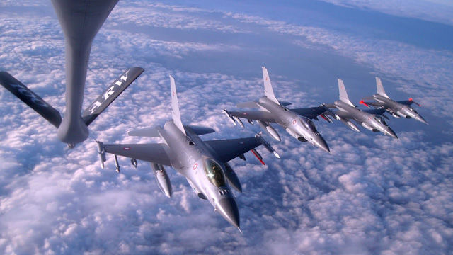 Más de mil operaciones aéreas, incluidos 406 combates, realizaron las fuerzas de la Organización del Tratado del Atlántico Norte (OTAN). Foto Reuters