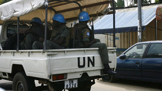 De manos cruzadas o amarradas, da igual, la ONU no hace nada. Primero excluyó una zona aérea para que Libia fuera atacada y ahora abre las puertas para el retorno colonial a Costa de Marfil.
