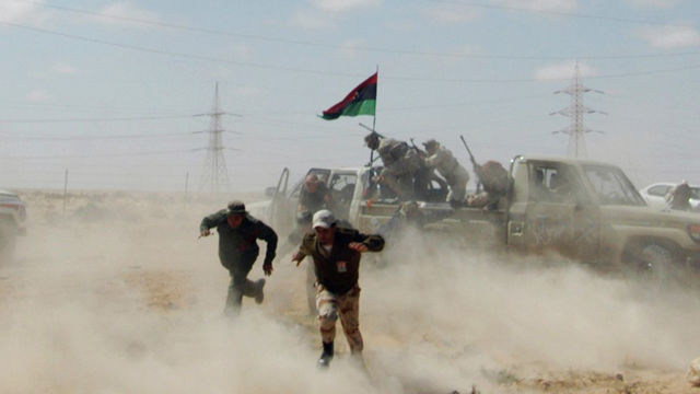 El panel indicó que pese al apoyo marítimo y aéreo de las potencias extranjeras, las fuerzas terrestres rebeldes claman por el aumento del suministro de armas, pues el ejército del gobernante Muammar Al Gaddafi, impide, con una contraofensiva, su avance hacia Trípoli. Foto Reuters