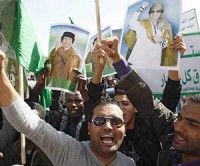 Simpatizantes de Gaddafi en la Plaza Verde de Trípoli