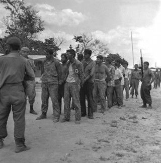 Mercenarios prisioneros tras los combates de Playa Girón.