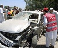 Miembros de las fuerzas de seguridad de Pakistán inspeccionan un vehículo tras un atentado. EFE/Archivo