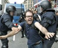 Brutalidad en Barcelona. Foto EFE