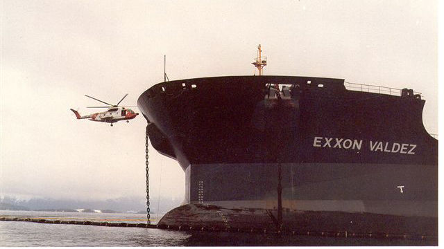 El buque-tanque Exxon Valdez derramó cerca de 42 millones de litros de petróleo crudo en el golfo de Prince William que se extendió 2.400 km a lo largo de la costa de Alaska