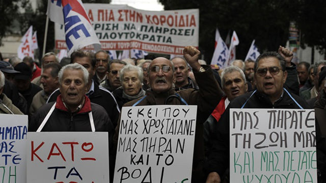 Europa se sacude, no solo porque en la península ibérica tiembla la tierra, sino porque miles de atenienses salen a las calles para oponerse a los nuevos programas de austeridad y privatización. Foto AFP