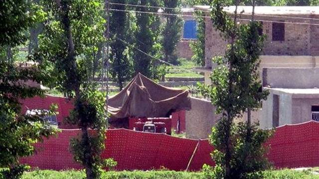 El ejército pakistaní acudió a la mansión-fortaleza donde se hallaba Bin Laden una hora después de que el comando especial abandonara el lugar con el cuerpo. Vista lateral de la casa donde se supone estaban Bin Laden. Foto EFE