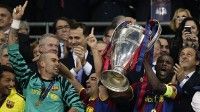 Abigail levanta la Copa como Capitán del Barça. Foto AP