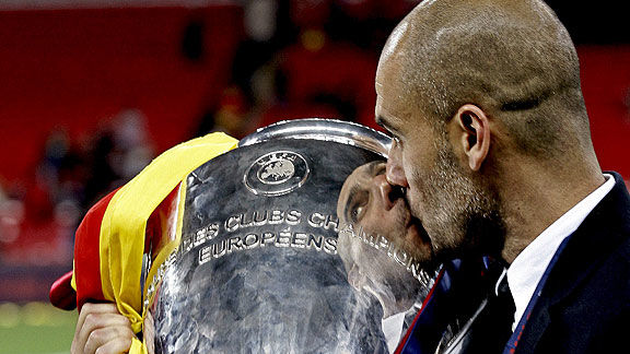 Guardiola besa la Copa de Campeón. Foto EFE