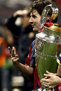 Leo Messi con la Copa de Campeones de la Liga. Foto  EFE
