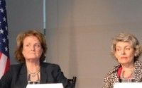 La secretaria de Estado adjunta para diplomacia y asuntos públicos, Judith McHale, y la directora general de UNESCO, Irina Bokova, en la celebración del Día mundial de la libertad de prensa