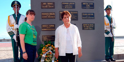 Develan tarja del Reverendo Lucius Walker miembros de la 22 Caravana de la Amistad Pastores por la Paz, tribuna Antimperialista, La Habana, Cuba