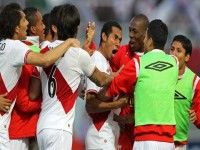 Equipo de Perú festeja la victoria sobre Colombia