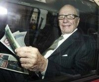 Foto de archivo del magnate Rupert Murdoch con unas ediciones de los diarios The Sun y The Times en Londres. Foto Reuters
