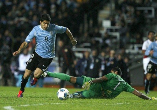 Luis Suárez supera en el mano a mano a Raúl Fernández para decretar el segundo gol 'charrúa'. Foto: AFP