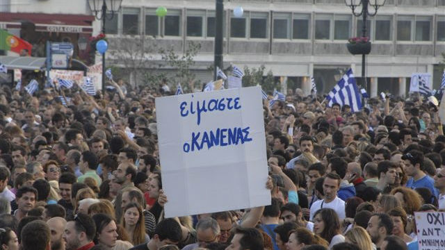 “Somos el NADIE” se lee en una pancarta dentro de la multitud griega. Miles de NADIES levantan la cabeza los últimos dias para decir un "NO"rotundo no solo a los recortes, no solo a las medidas económicas, no solo a toda la clase politica sino tambien a un sistema que, para vivir, siembra la muerte de la dignidad y de la vida.