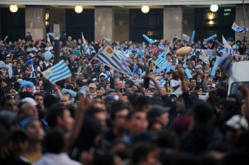 Decenas de miles de personas salieron a las calles de la capital uruguaya con banderas y fuegos artificiales para festejar el triunfo de la selección celeste, que este domingo se coronó campeona de la Copa América tras golear 3-0 a Paraguay en la final disputada en Buenos Aires. Foto AFP