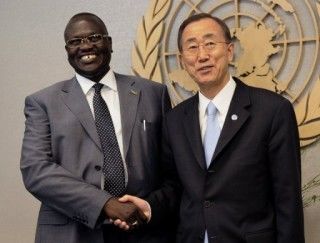 El secretario general de la ONU Ban Ki-moon (d) saluda a Riek Machar Teny-Dhurgon, vicepresidente de Sudán del Sur. Foto AFP