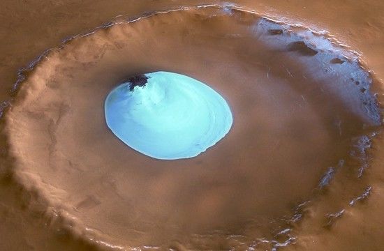 Hielo en un cráter marciano. En esta imagen, captada por la sonda Mars Express de la ESA, se muestra un lago gigante de agua helada dentro de un cráter de meteorito sin nombre en el planeta rojo. Foto: NASA